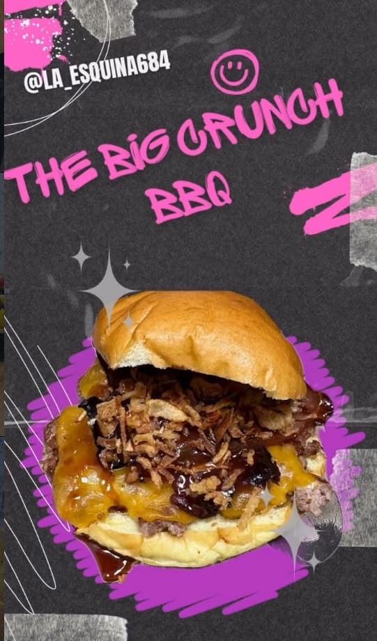 Hamburguesa con queso fundido, cebolla crujiente y salsa BBQ sobre fondo oscuro con texto rosa.